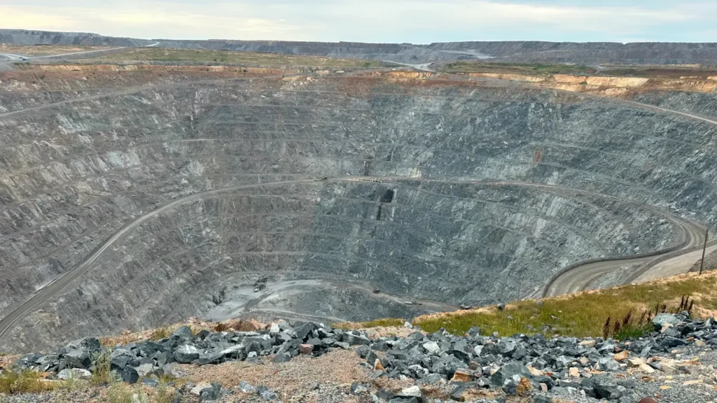 Карьер золотого месторождения, переход на подземную добычу, Акмолинская область